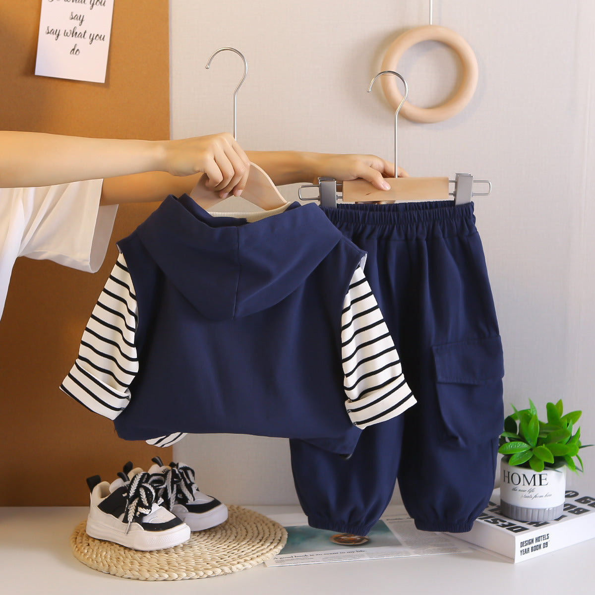 Ensemble trois pièces confortable à capuche rayée et sans manches