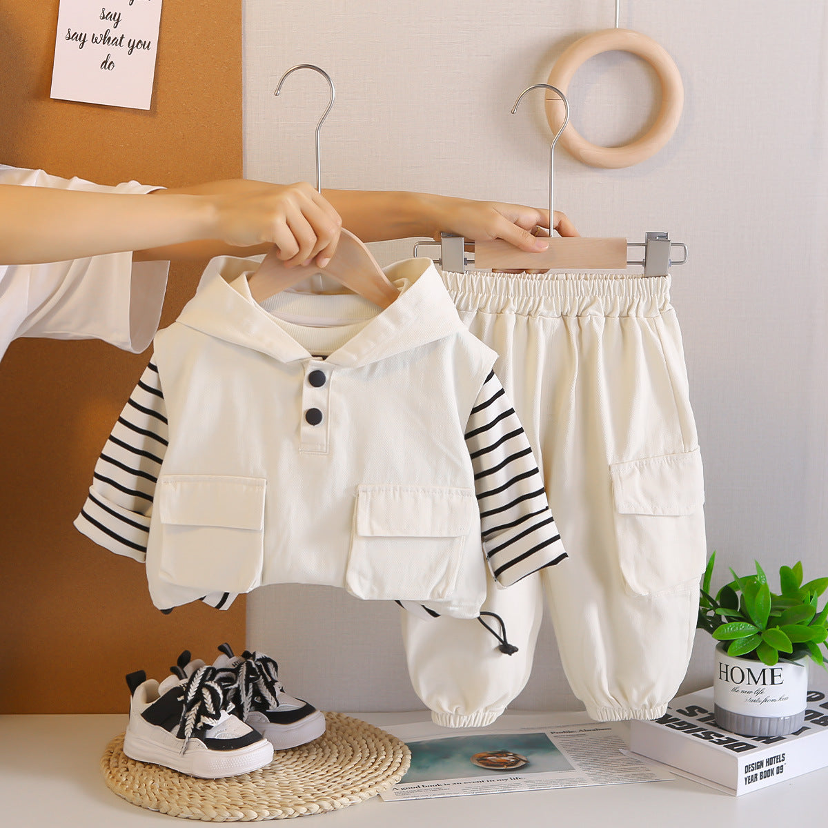 Ensemble trois pièces confortable à capuche rayée et sans manches